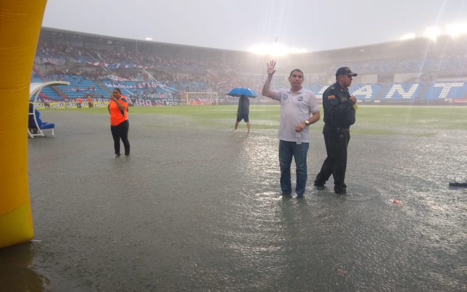 Inundada la zona occidental del estadio.
