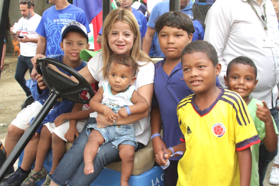 Atendiendo a los niños.