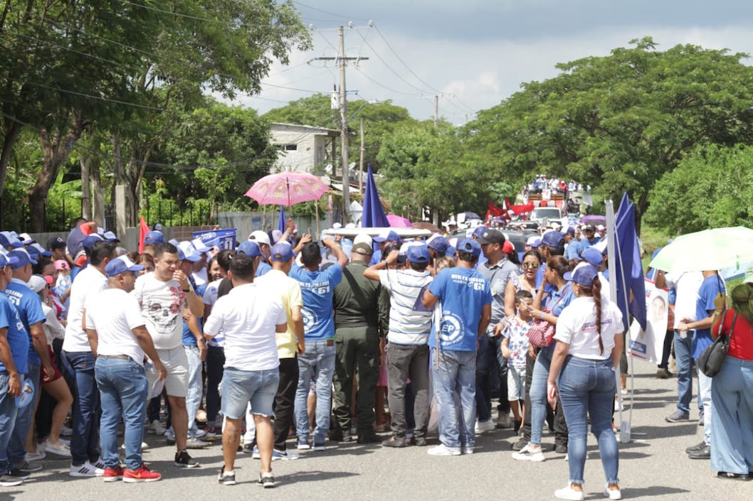 Numerosos seguidores acompañando el recorrido.