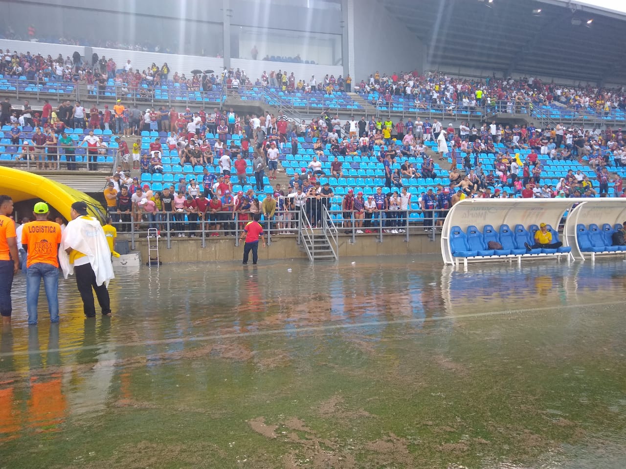 El estadio en medio del aguacero.