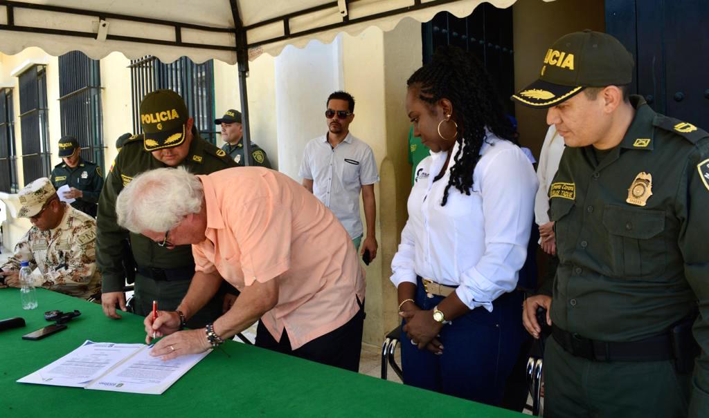 El Alcalde firmando el acta de entrega.