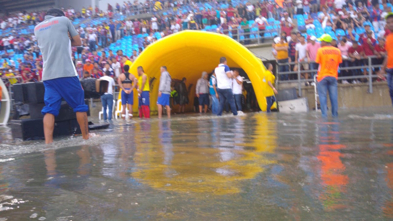 Inundación en la cancha de juego.