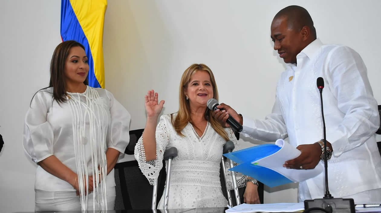 Elsa Noguera se posesiona ante el presidente de la Asamblea Gersel Pérez.