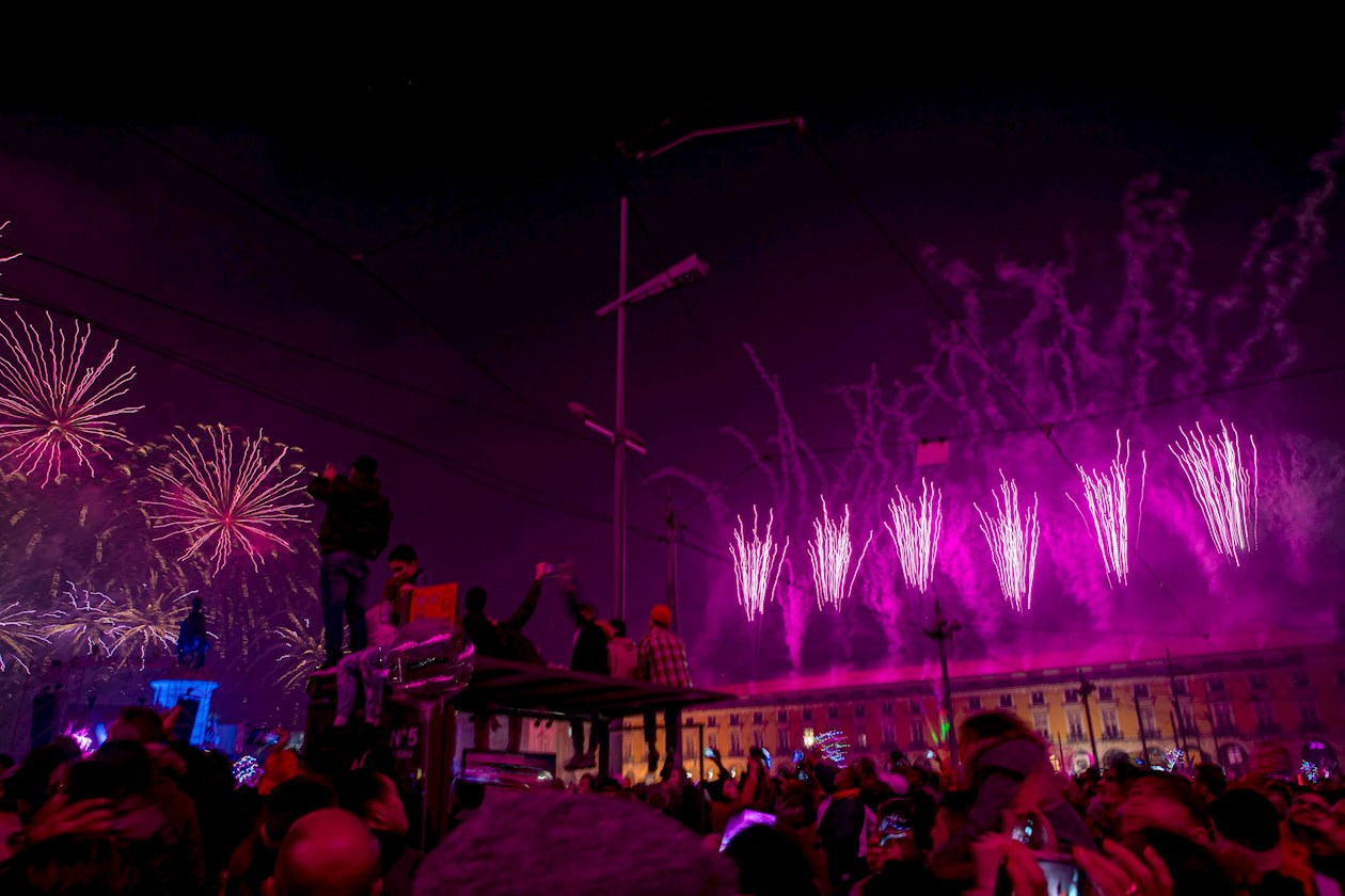 En Lisboa (Portugal) recibieron el 2020 con luces y pirotecnia para iluminar la noche.