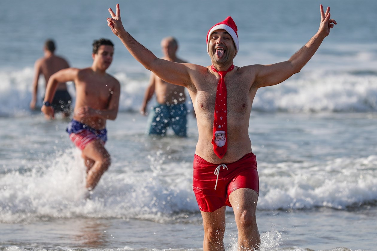 En la playa de Carcavelos (Portugal) cientos de habitantes se dieron su primer baño de 2020.