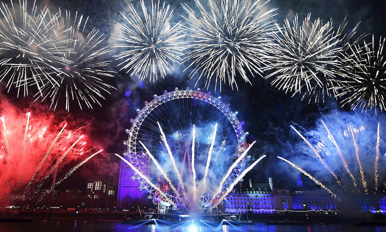 Show de juegos pirotécnicos en el Ojo de Londres (Inglaterra).