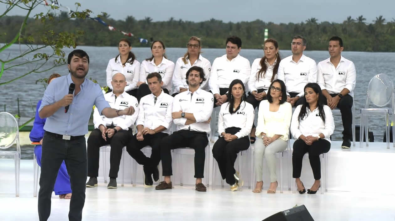 El Alcalde Jaime Pumarejo dirigiéndose al público.