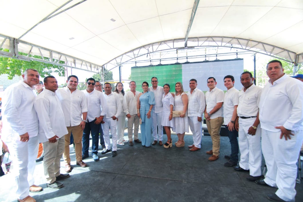 Jorge Manotas con su equipo de colaboradores.