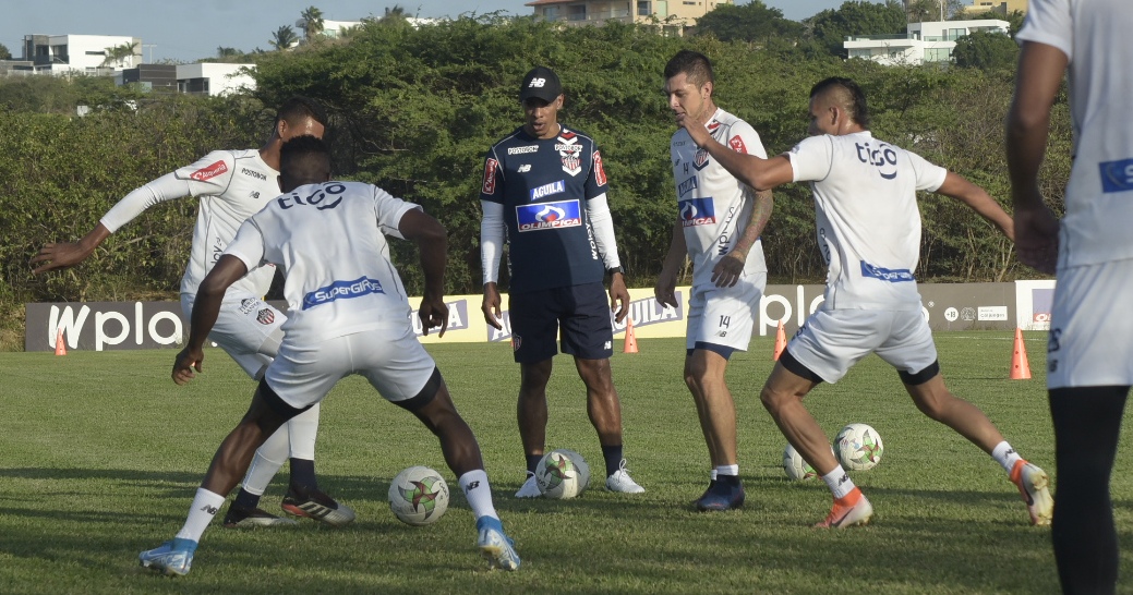 El nuevo asistente técnico, Luis Amaranto Perea, en el fondo de la imagen.