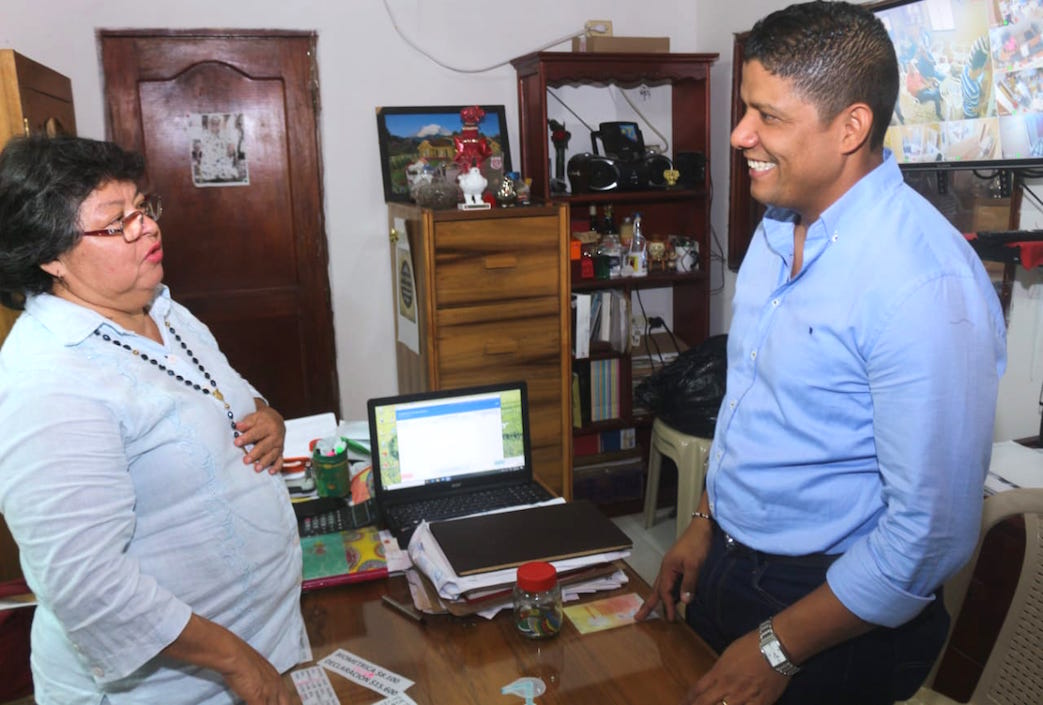 El Alcalde con la Notaria Maribel Camargo.