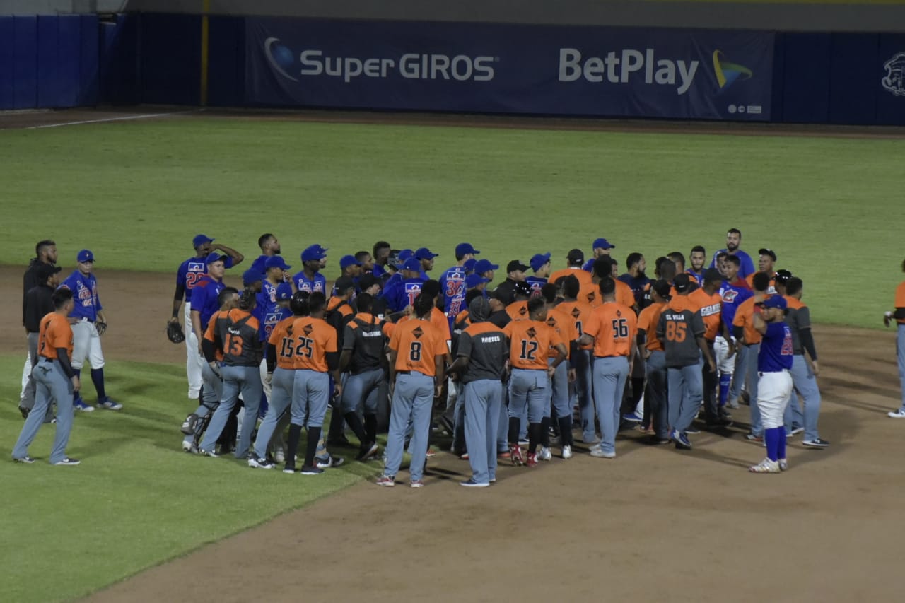 Momento en que se vaciaron las bancas de los equipos.