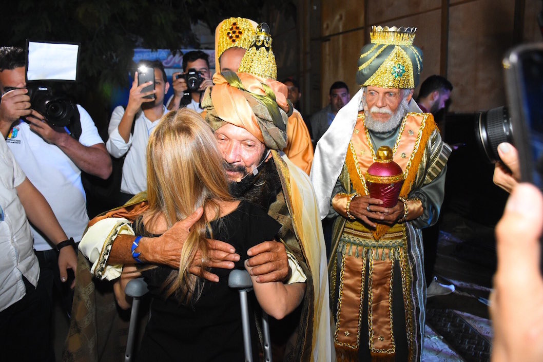 La personificación de los Reyes Magos saludando a la Gobernadora.