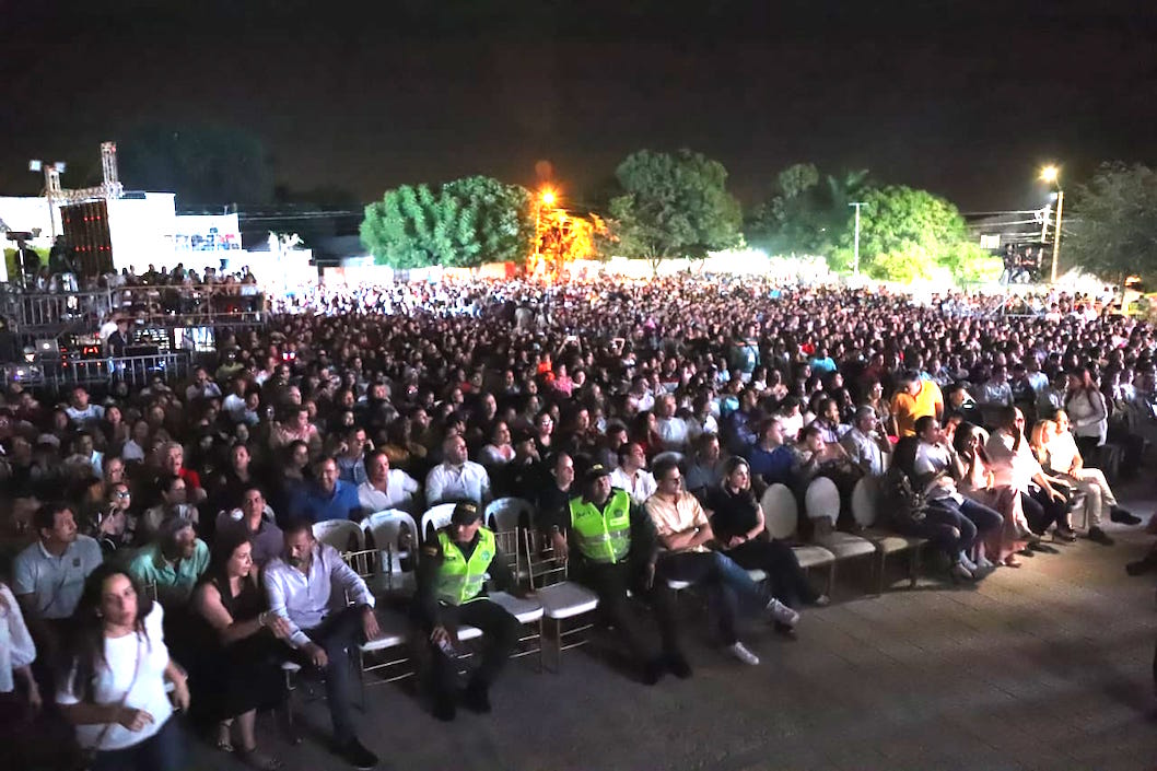 Público presente en la plazoleta Manuel Patrocinio Algarín, de Baranoa.