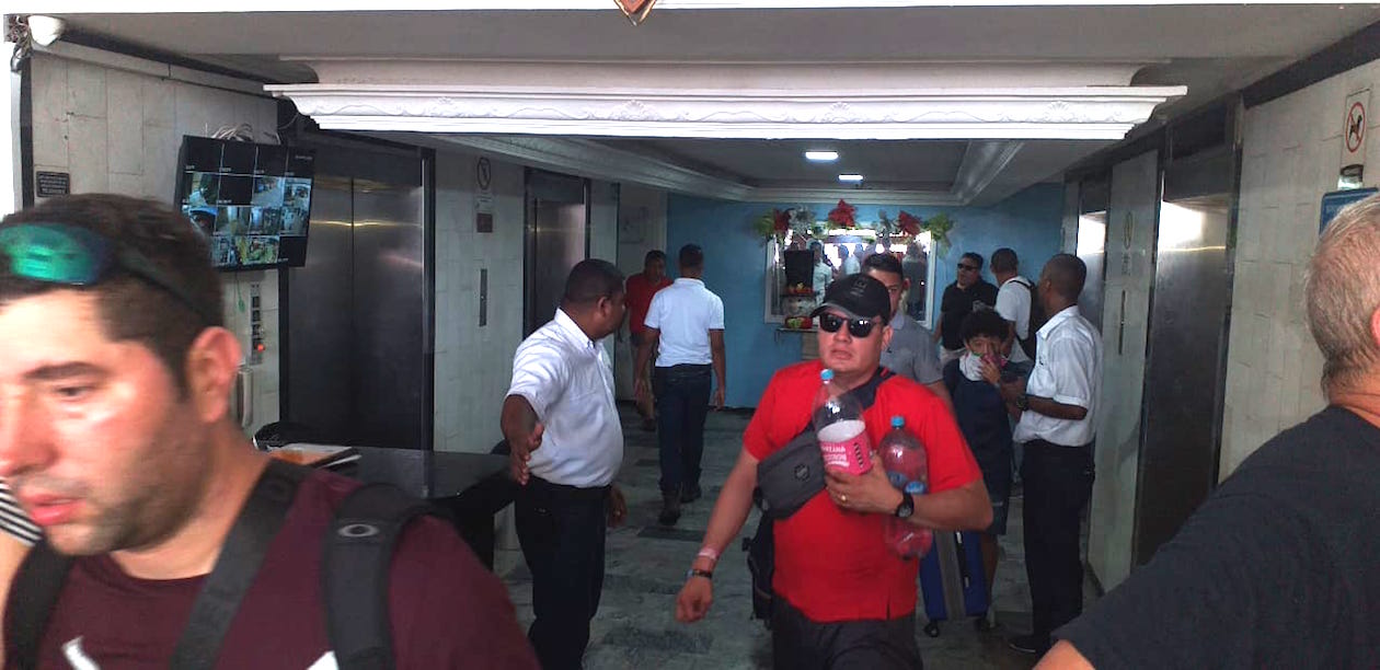 Evacuación de personas durante la emergencia.