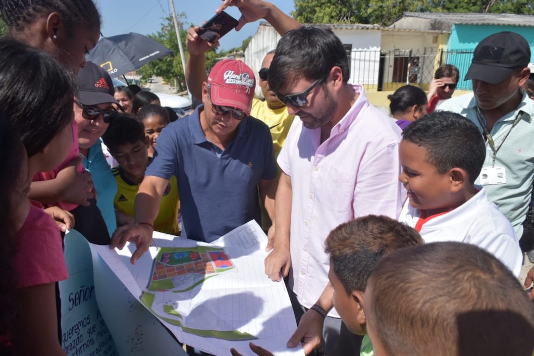 Revisando los planos con vecinos de Lipaya.