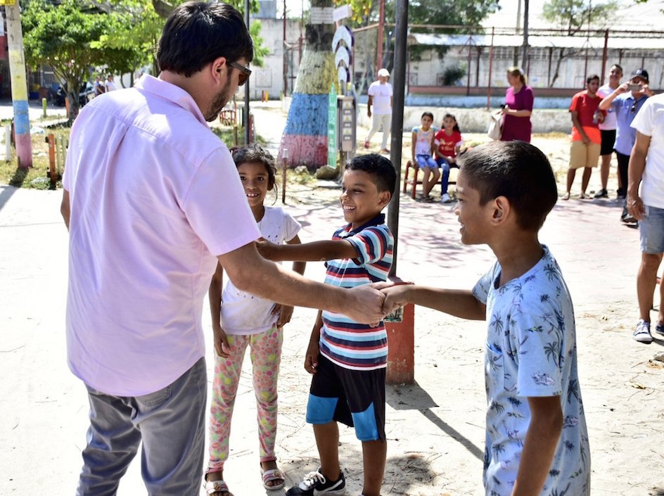 Saludando a los niños en Los Trupillos.