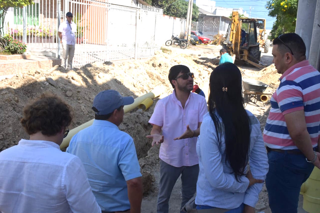 Dialogando con vecinos del barrio Lucero.