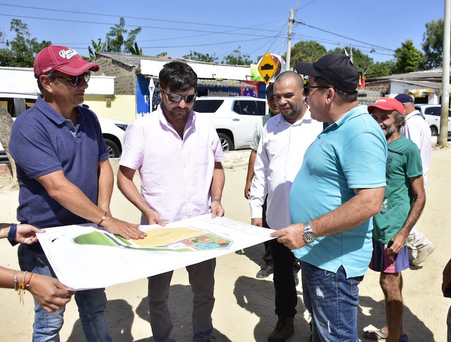 Analizando los planos en el barrio Santo Domingo de Guzmán.