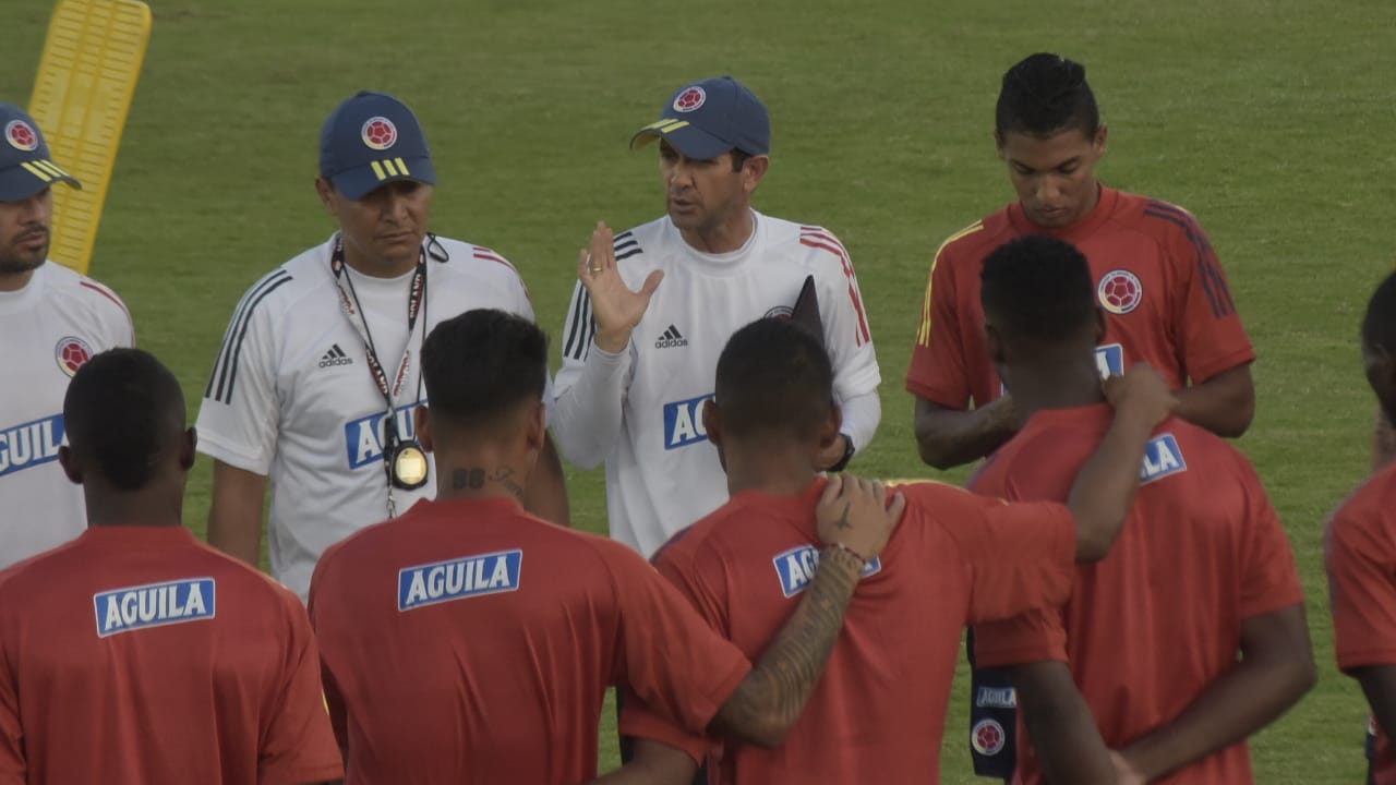 Arturo Reyes y a su lado Gabriel Fuentes. Frente a ellos otro grupo de jugadores