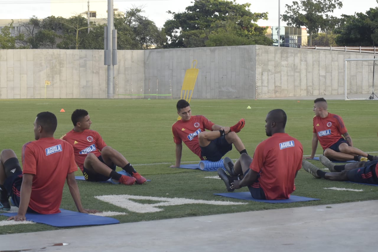 Jugadores de la selección preolímpica en ejercicios de estiramientos.
