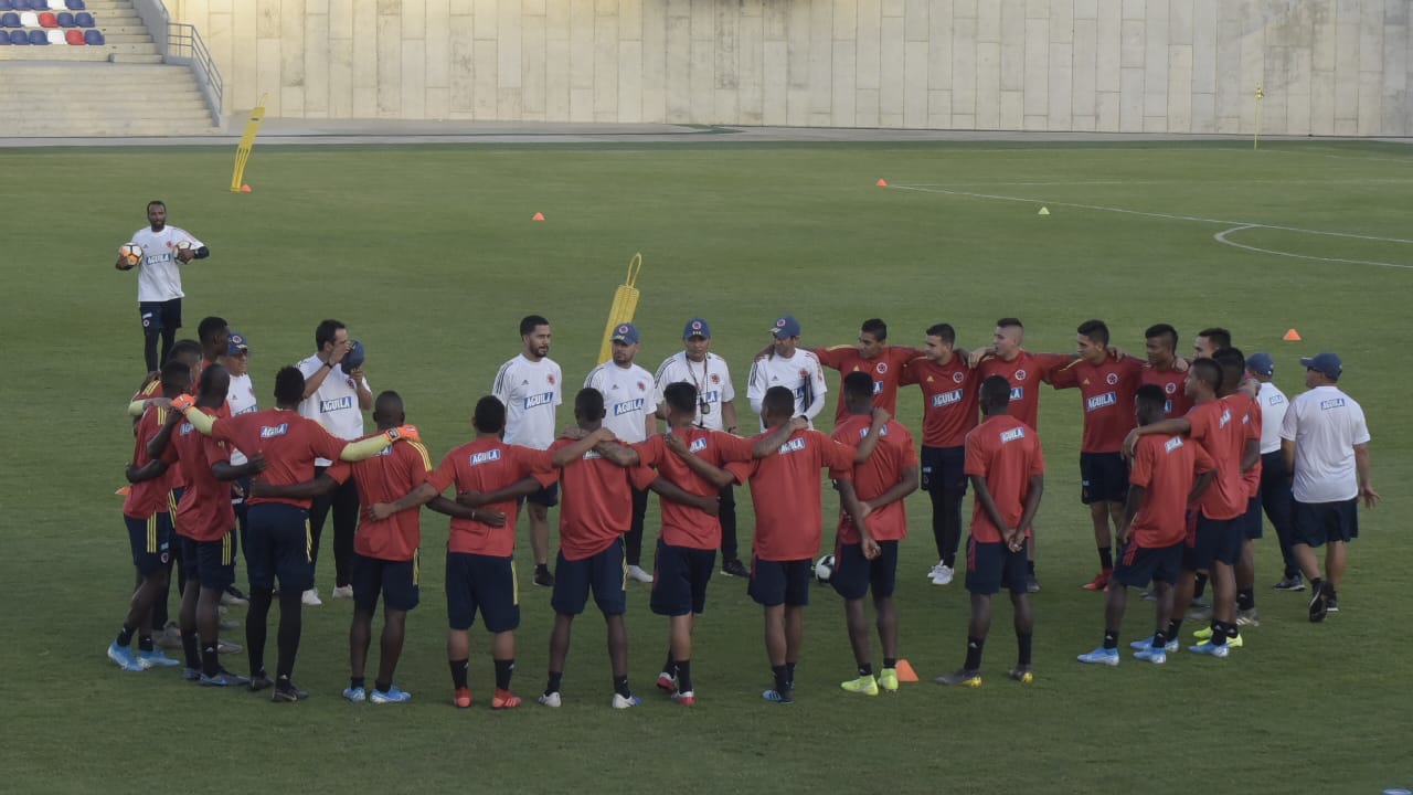 Antes de iniciar el entrenamiento de este lunes, los convocados por el técnico Arturo Reyes en la gramilla del Romelio Martínez.