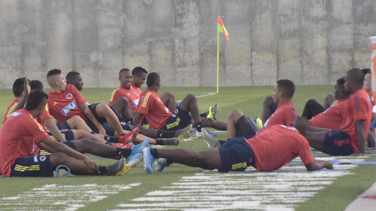 Estiramientos de los jugadores antes de iniciar entrenamientos.