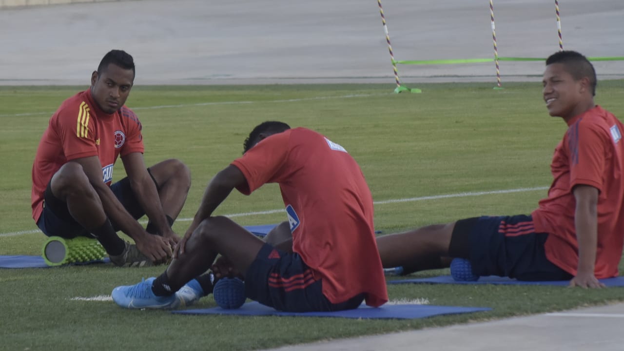 Willer Ditta, de frente, en los entrenamientos de Colombia.