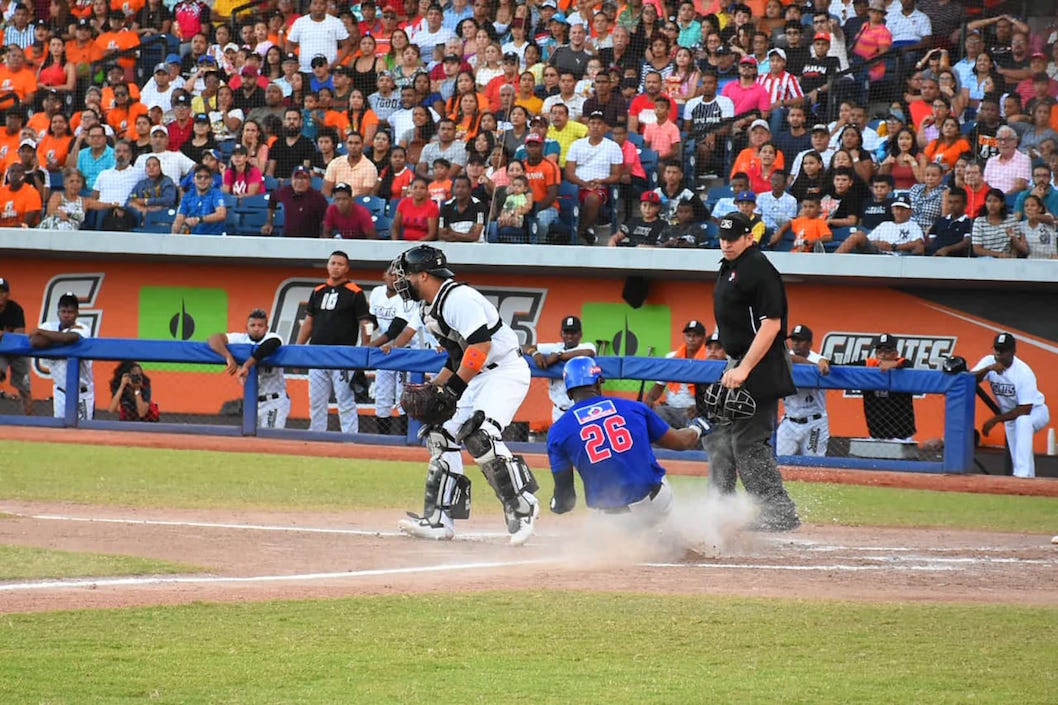 Audi Ciriaco anota la primera carrera del juego, ante una tribuna repleta.