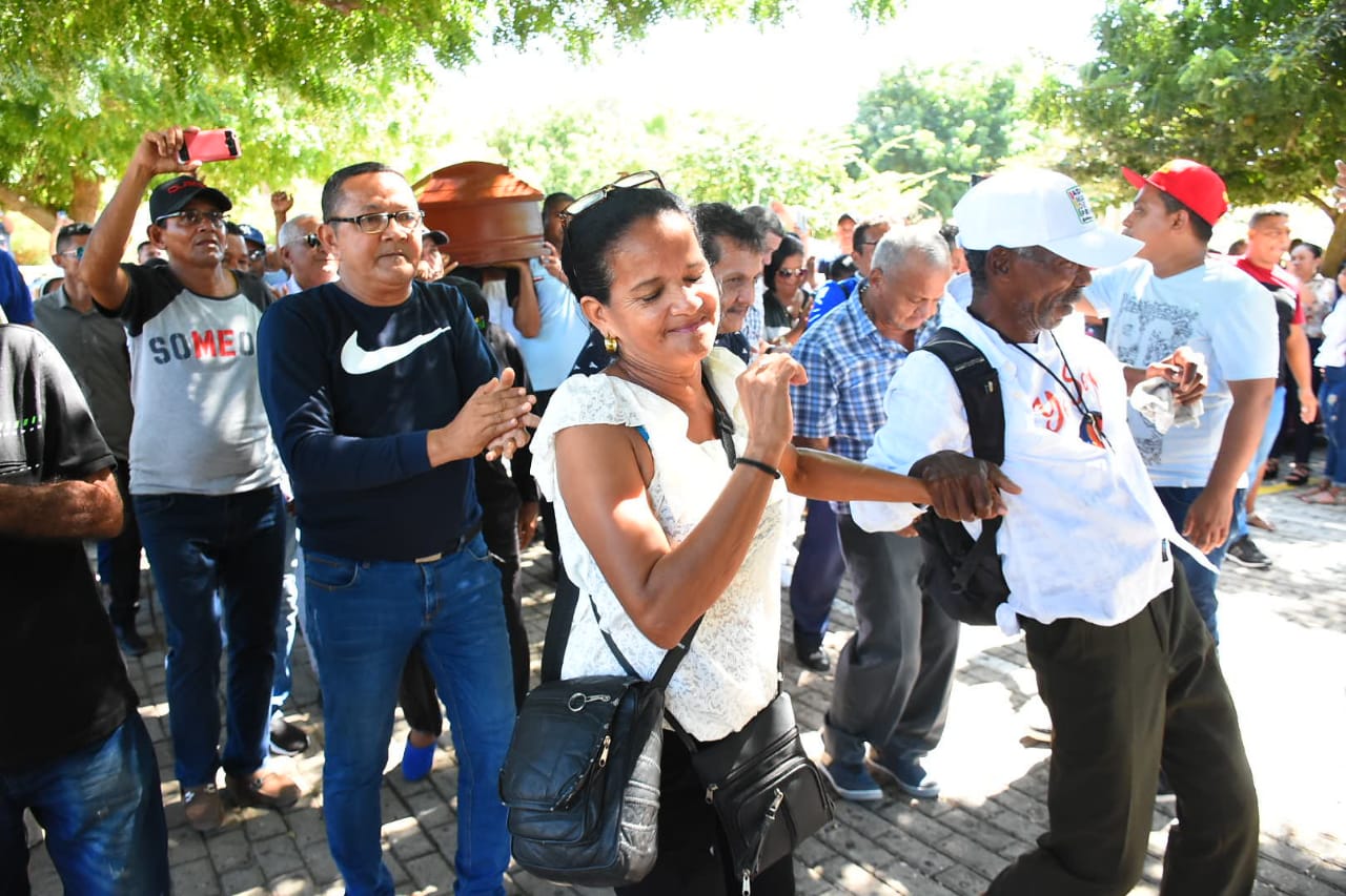 Muchos bailaron y gozaron durante el sepelio, como lo hacían en cada toque de 'El Gran Pijuán'.