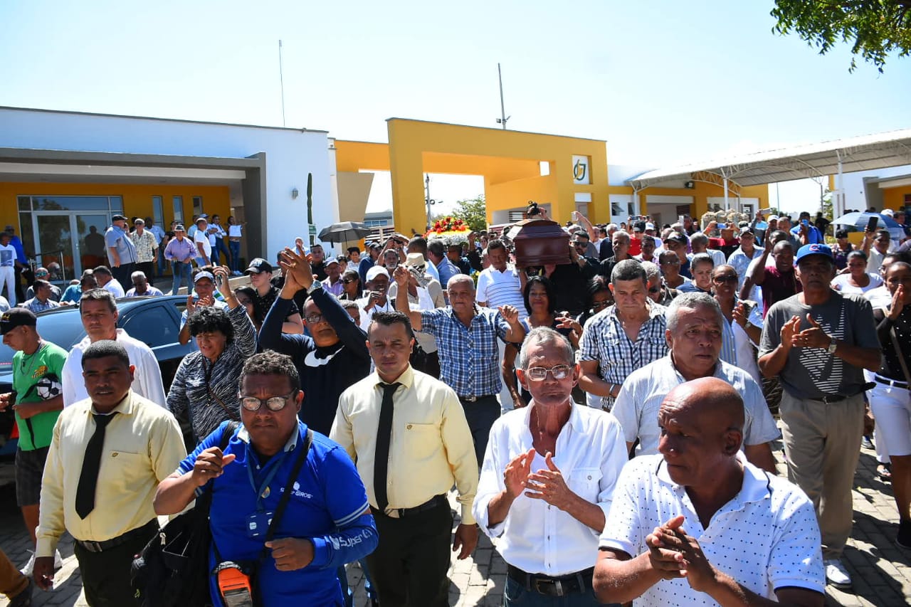 La multitud durante el sepelio de 'Chicho Pijuán'.