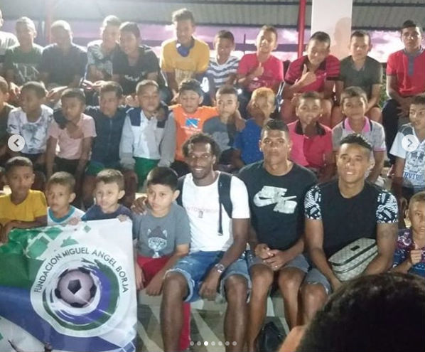 Didier Moreno también se tomó una foto con los jugadores. 