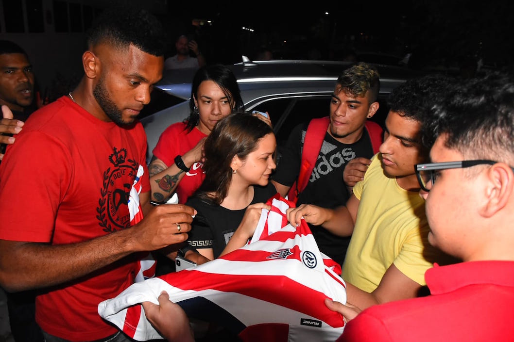 Firmando autógrafos en camisetas 'tiburonas'.