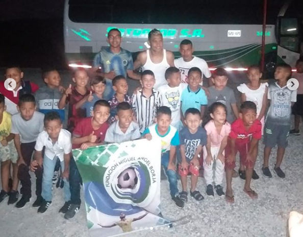 Teófilo Gutiérrez posa con los niños. 