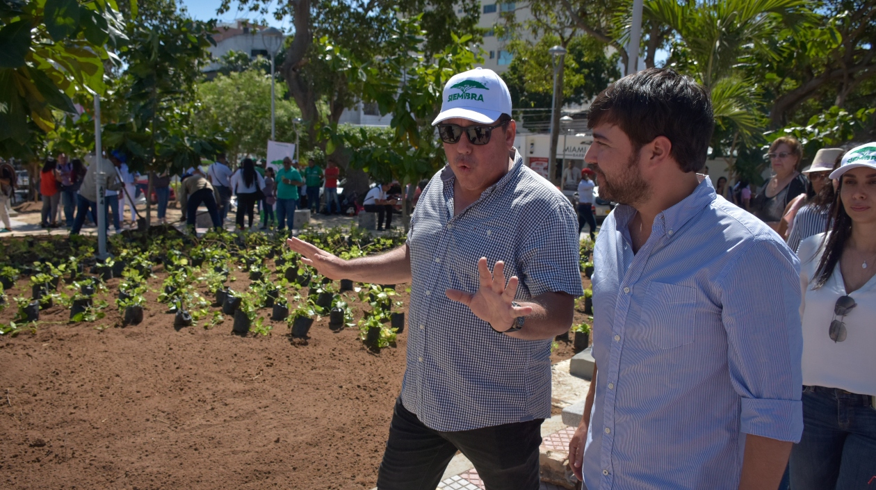 El gerente de la ADI, Alberto Salah y el Alcalde de Barranquilla, Jaime Pumarejo.