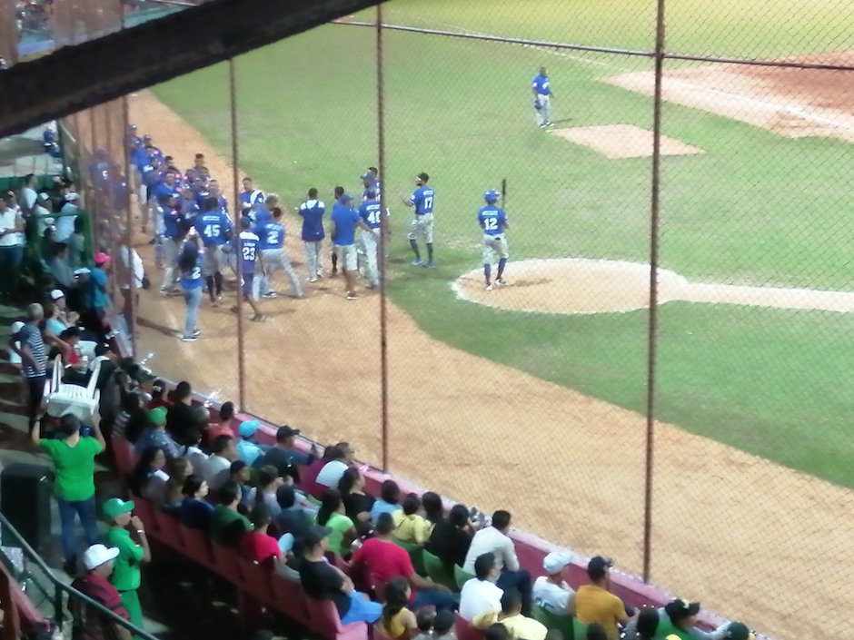 Vaqueros celebran el HR del CF Isranel Wilson en el cuarto episodio para poner la pizarra 3-0.