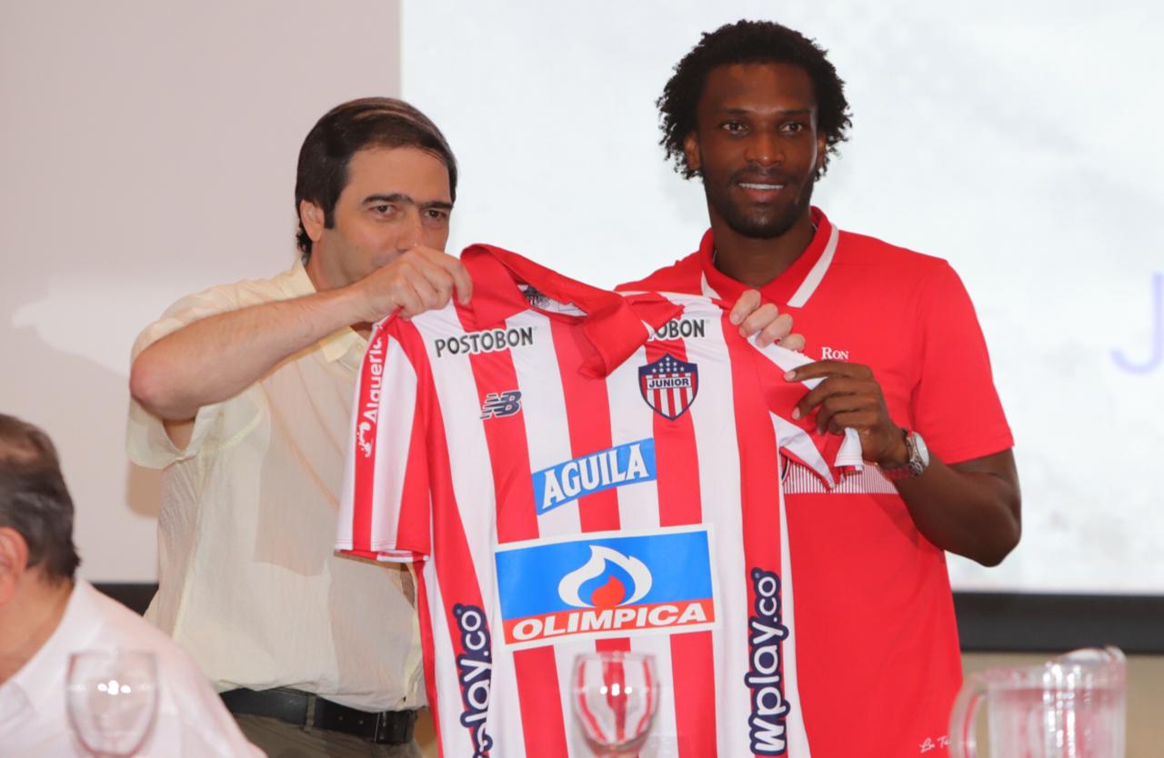 El presidente del Junior, Antonio Char y el volante Didier Moreno.