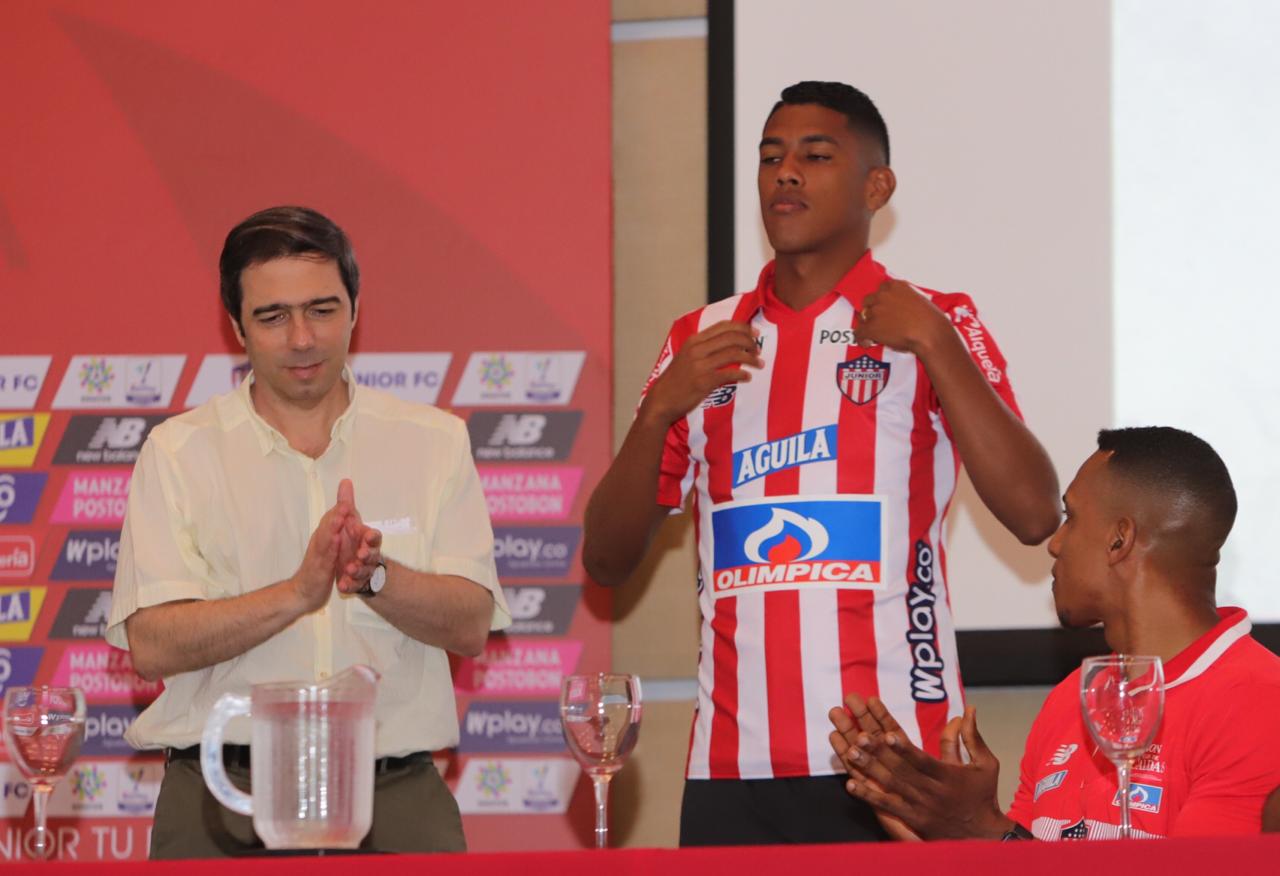 El presidente del Junior, Antonio Char y el lateral Jeison Angulo.