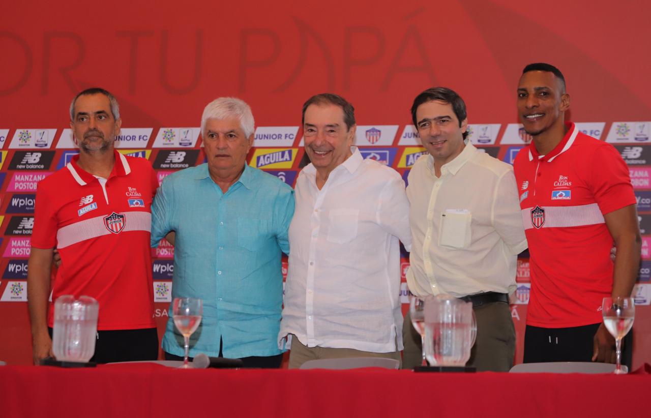El preparador físico Alejandro Cáceres; el técnico del equipo, Julio Comesaña; el máximo accionista del Junior, Fuad Char; el presidente del club, Antonio Char y el asistente técnico Luis Amaranto Perea.