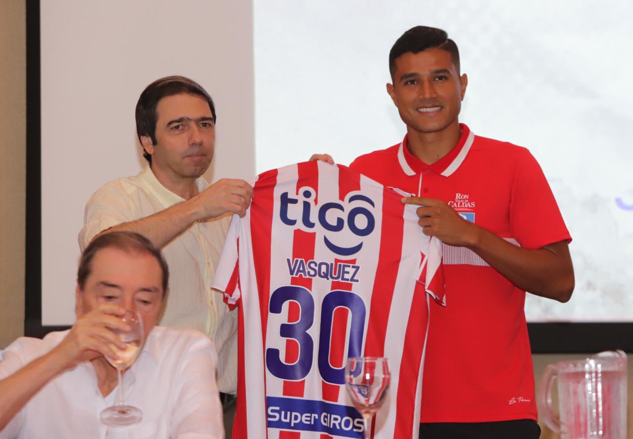 El máximo accionista del equipo, Fuad Char; el presidente del Junior, Antonio Char y el volante Larry Vásquez.