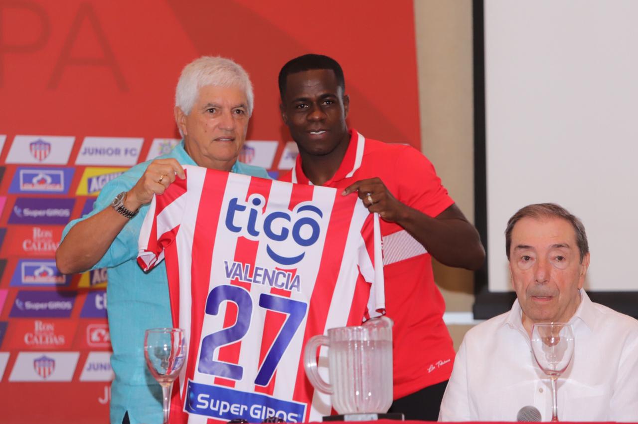 El técnico de Junior, Julio Comesaña, el delantero Carmelo Valencia y el máximo accionista del equipo, Fuad Char.