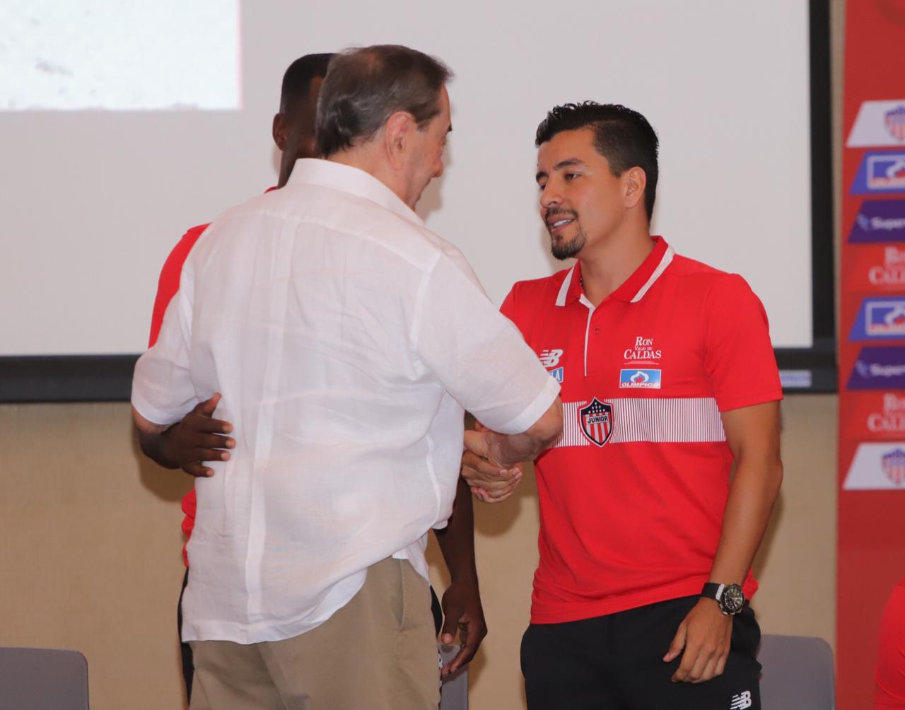 El máximo accionista del equipo, Fuad Char, saludando a Sherman Cárdenas, uno de los refuerzos.