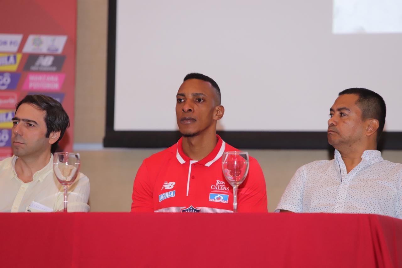 El presidente de Junior, Antonio Char; el asistente técnico Luis Amaranto Perea y el gerente del equipo, Héctor Fabio Báez.