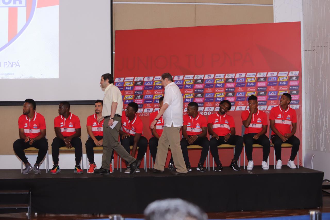El máximo accionista del equipo, Fuad Char y el presidente del club, Antonio Char, ante la mirada de los refuerzos.