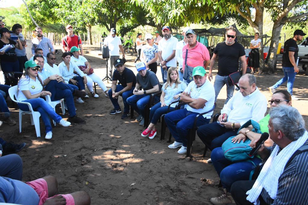 Gobernación La Gobernadora del Atlántico, Elsa Noguera, escuchó a los campesinos afectados por el 'Dragón amarillo'.