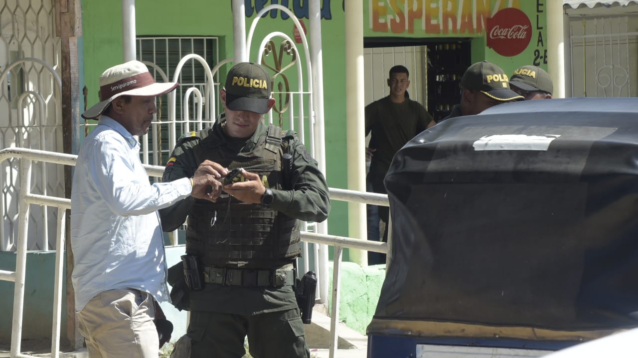 Policía verificó antecedentes de ciudadanos y conductores de motocarros.