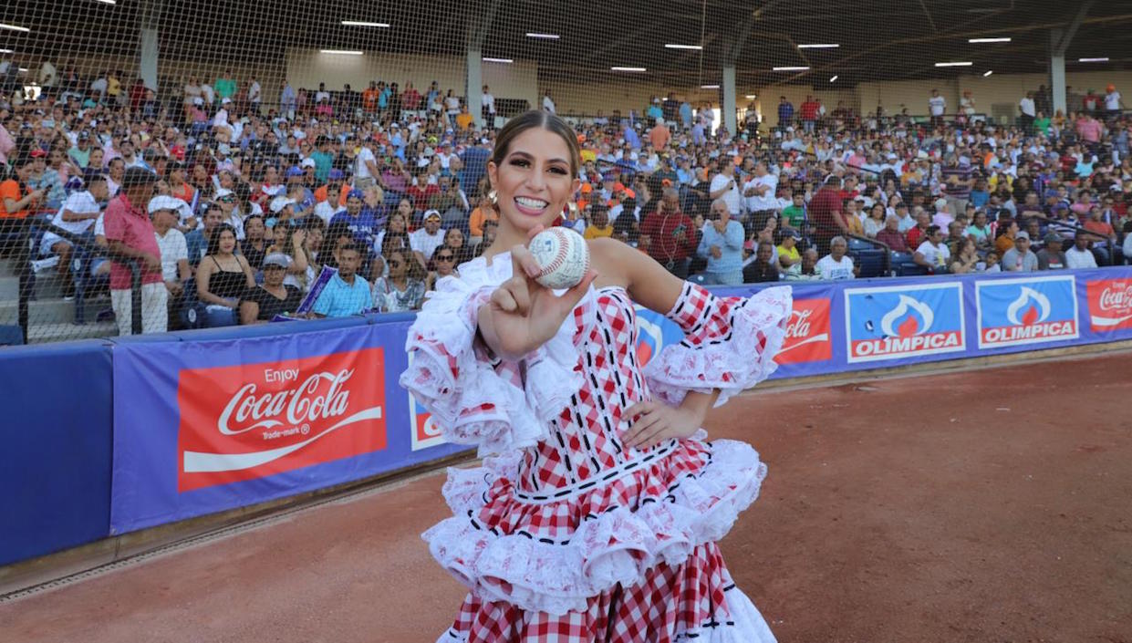 La soberana deleitando con su baile a la tribuna en el Édgar Rentería.