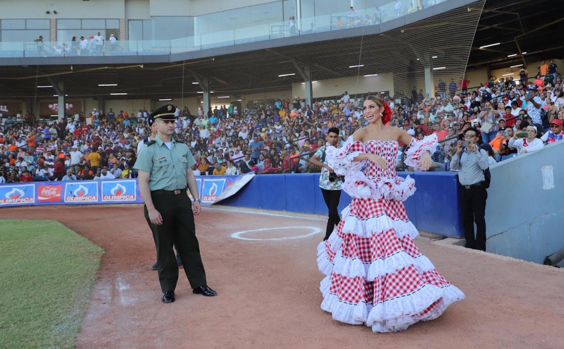 Isabella Chams ovacionada por el público.
