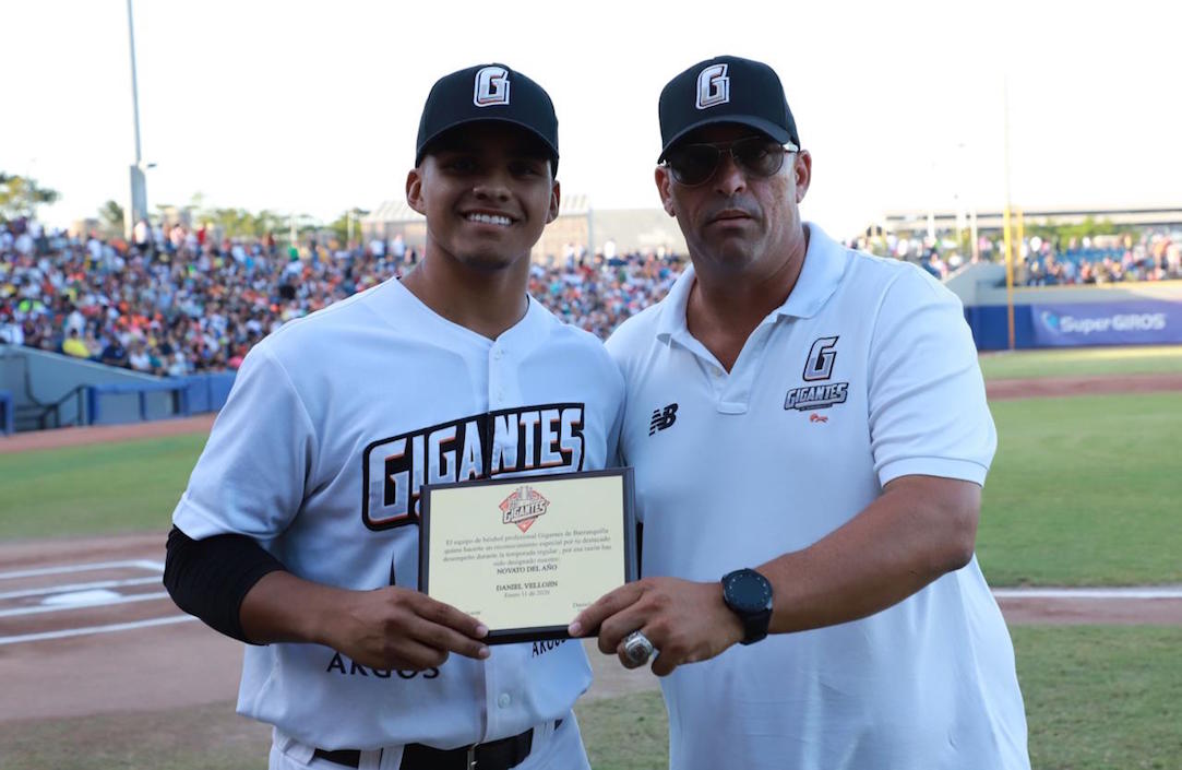 Daniel Vellojín recibiendo de Carlos Balcázar la distinción como el Novato del Año.