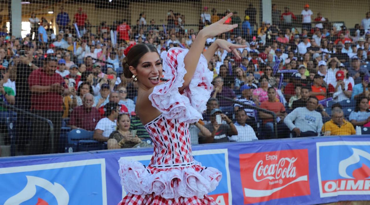 La Reina Isabella contagiando al público asistente.
