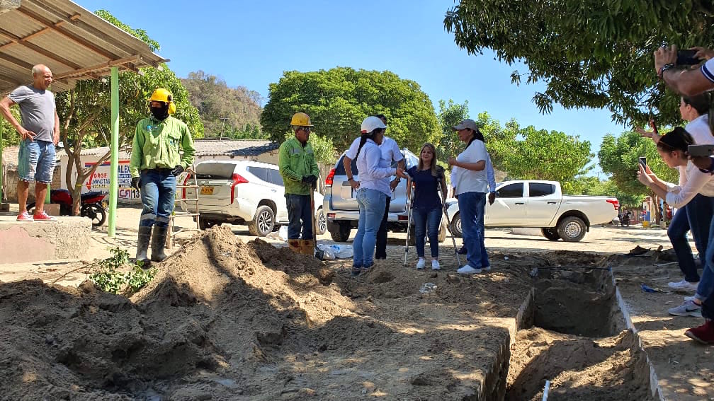 Inspeccionando obras de alcantarillado en La Peña.